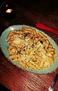 Pasta mit Hähnchen in Pesto-Sahne-Sauce